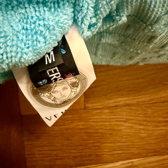 Versace Allover polka dot bathrobe and slipper set - Picture 13 of 15